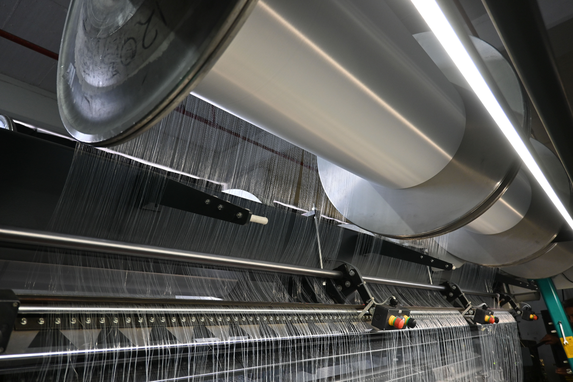 Yarn feeding from beam roll into warp-knitting machine